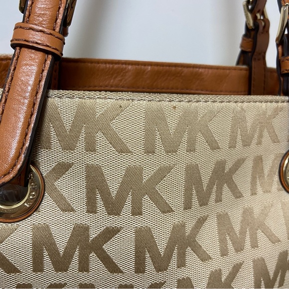 Michael Kors Jet Set Item Grab Bag Jacquard Signature Tote with Tan Leather Trim - Picture 3 of 16